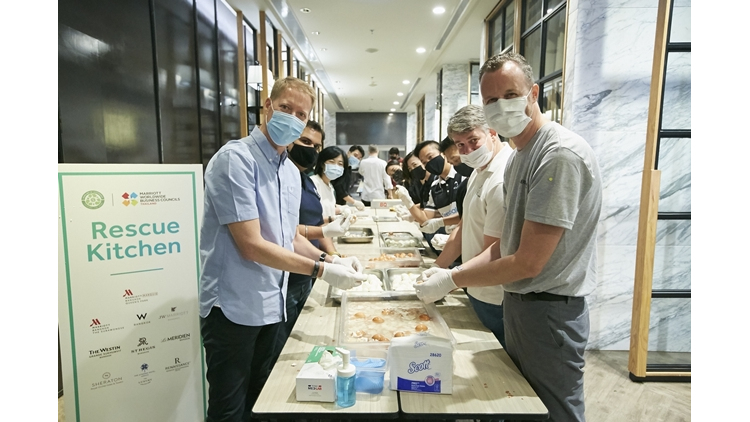 แมริออท  ระดมกำลังเข้าร่วมโครงการ “ครัวรักษ์อาหาร” ของมูลนิธิ SOS ประเทศไทย เพื่อแจกจ่ายอาหาร ให้ครอบครัวที่ได้รับผลกระทบจากวิกฤตไวรัสโควิดในกรุงเทพฯ