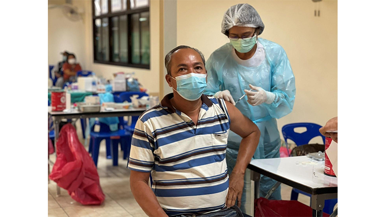 สาธารณสุขจังหวัดปทุมธานี ร่วมกับตลาดสี่มุมเมือง นำร่องเปิดหน่วยบริการฉีดวัคซีนโควิด-19 