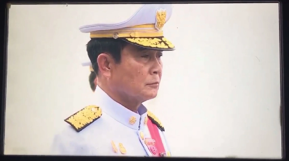 'นายกฯ'สุดกลั้น!! หลั่งน้ำตาขณะร่วมขบวนอัญเชิญพระบรมโกศ