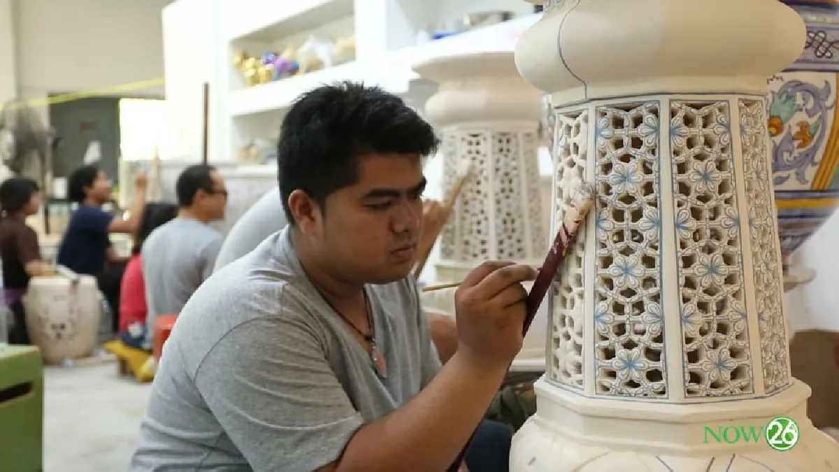 ฐานกี๋ลายเครื่องแขวนดอกไม้สด