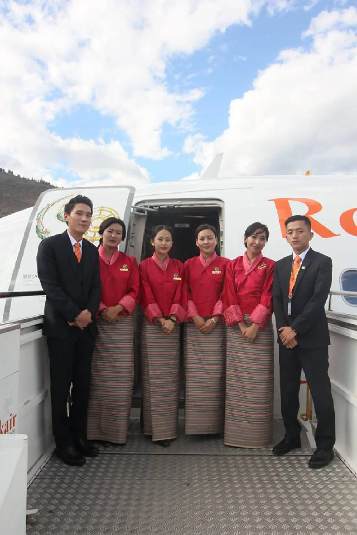 'สายการบินภูฏาน' เปลี่ยนยูนิฟอร์มเป็นสีดำแสดงความอาลัย