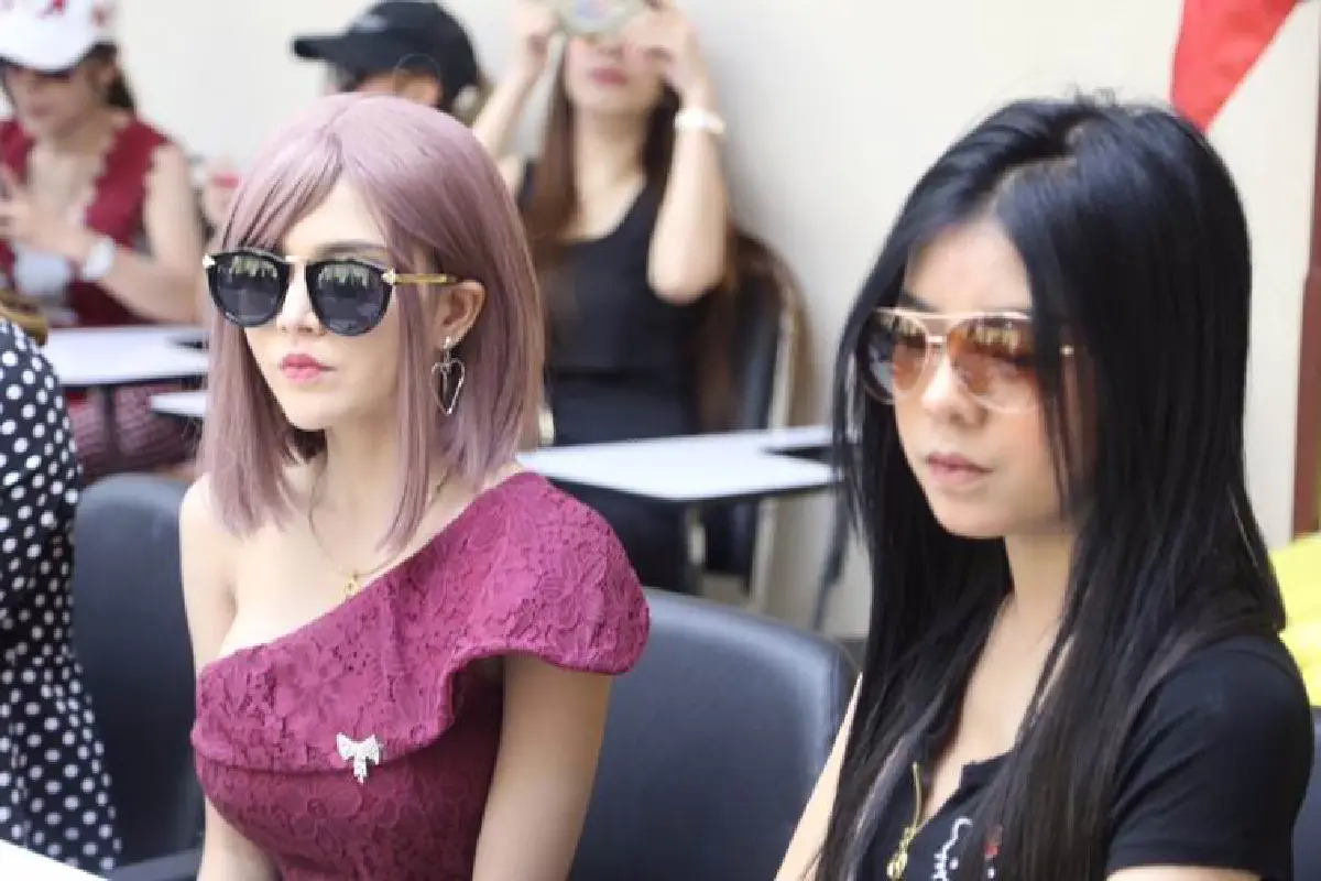 2 สาวไลฟ์สดโชว์สยิวรับทราบ 3 ข้อหาหนัก