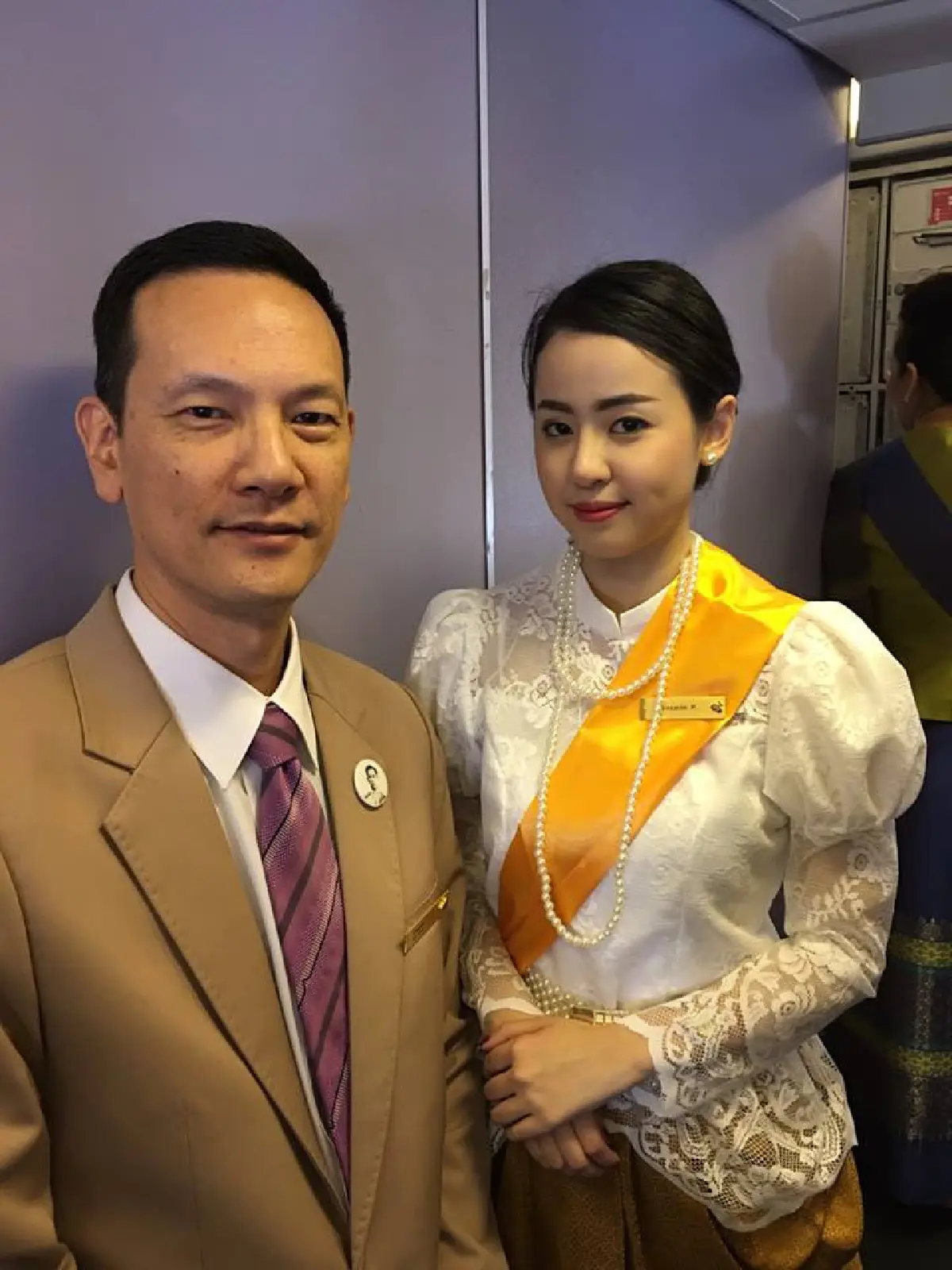 เริ่มวันแรก!! แอร์การบินไทย สวมชุดไทยต้อนรับผู้โดยสาร