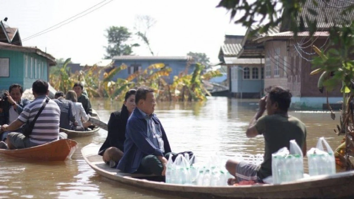 'แกนนำเพื่อไทย' ลงพื้นที่ช่วยน้ำท่วม