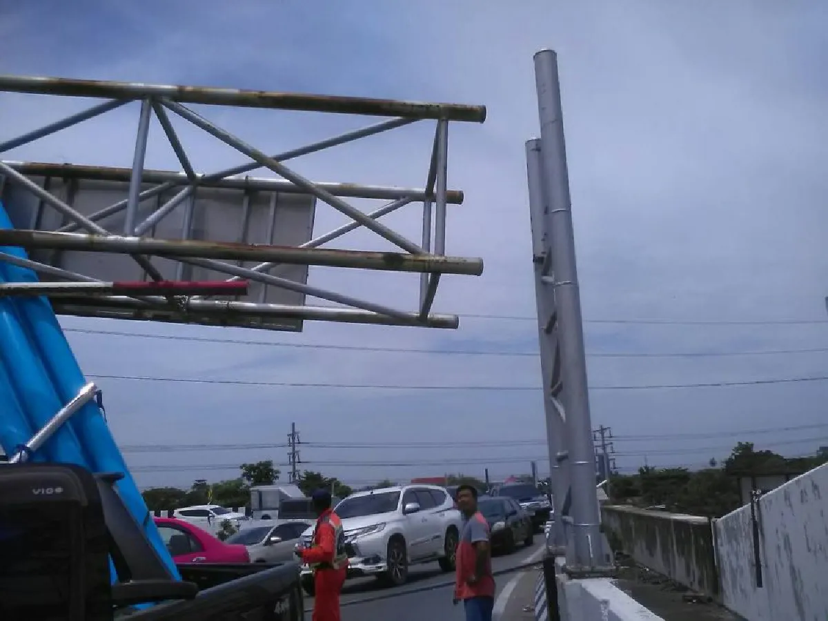 เกิดเหตุรถบรรทุกท่อPVCชนป้ายบริเวณยูเทิร์นเซ็นทรัลพระราม2