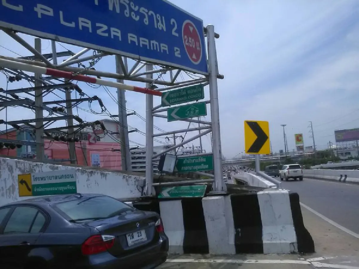 เกิดเหตุรถบรรทุกท่อPVCชนป้ายบริเวณยูเทิร์นเซ็นทรัลพระราม2