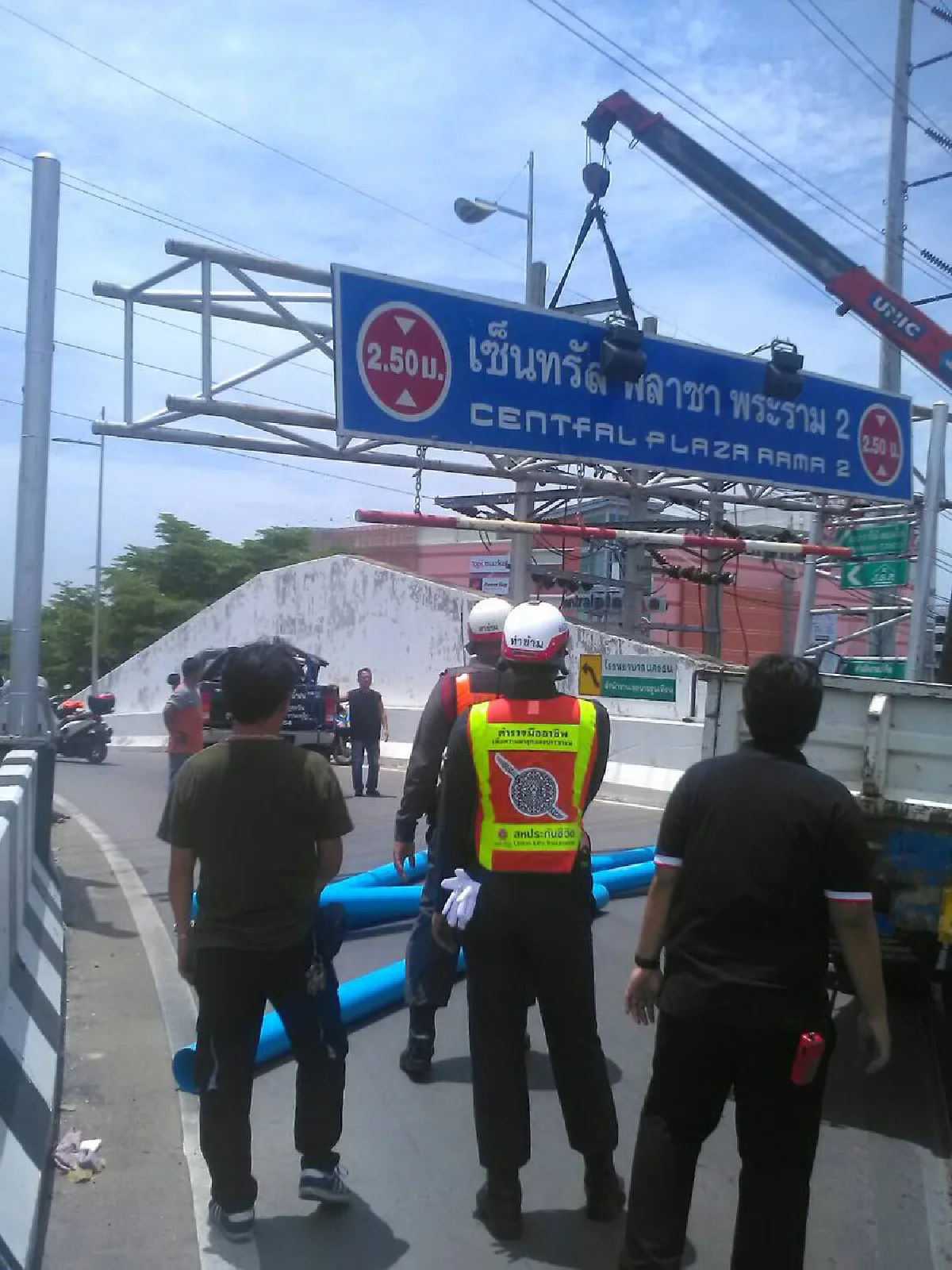 เกิดเหตุรถบรรทุกท่อPVCชนป้ายบริเวณยูเทิร์นเซ็นทรัลพระราม2