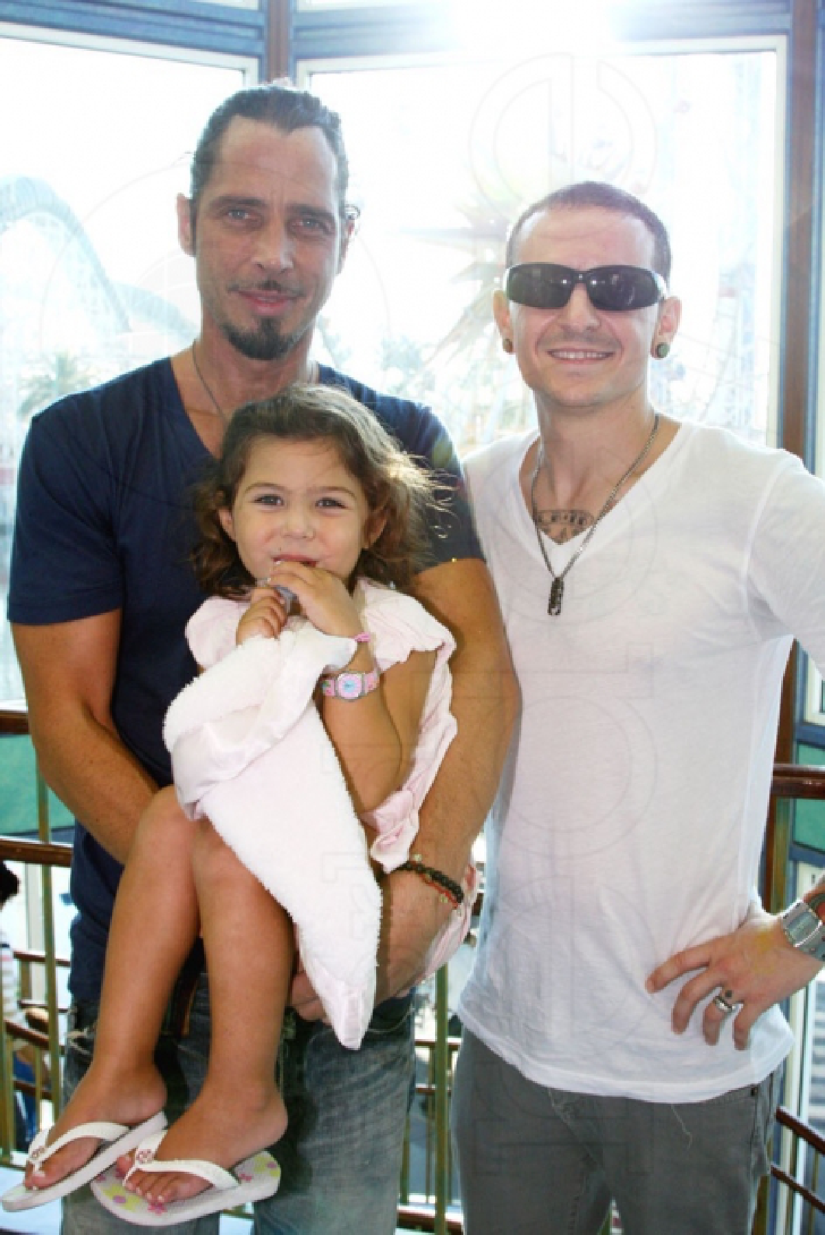 เจาะชีวิตแสนเศร้าของ “เชสเตอร์” นักร้องนำ Linkin Park