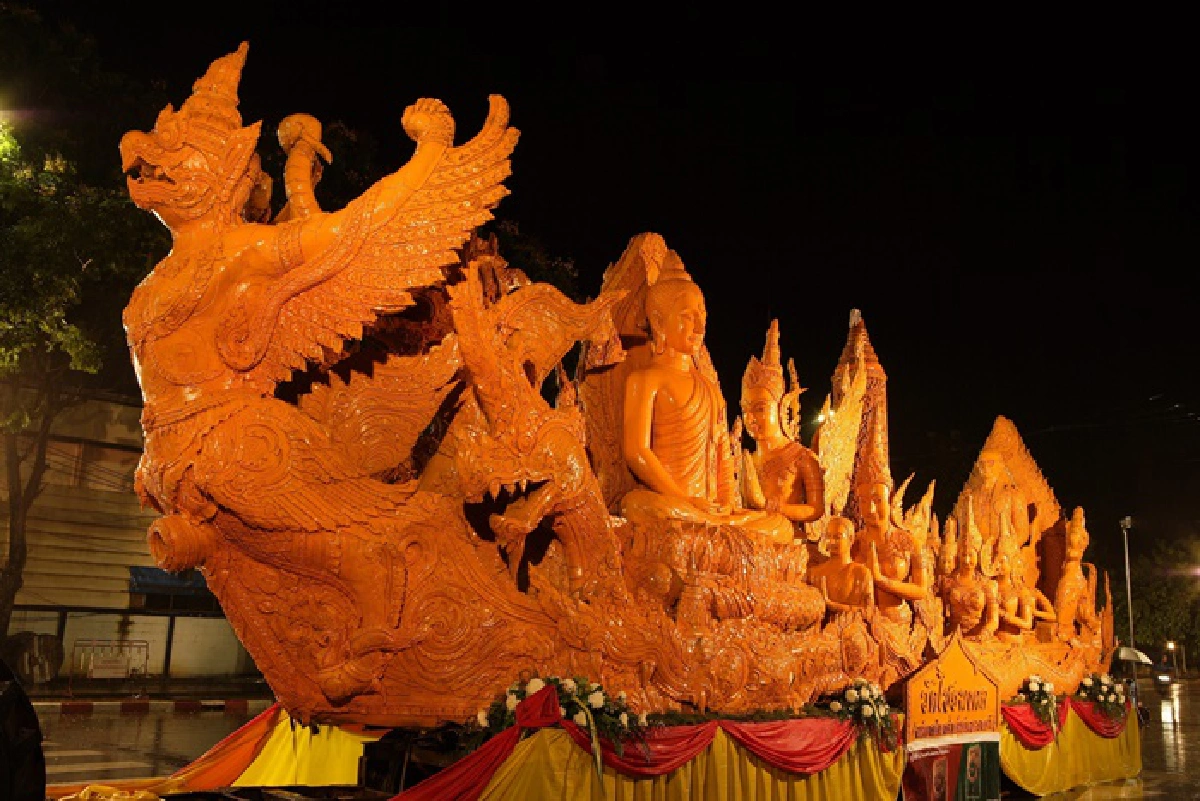 ไอคอนสยาม ร้อยล้านใจ เป็นเทียนไทย ให้เรืองรอง