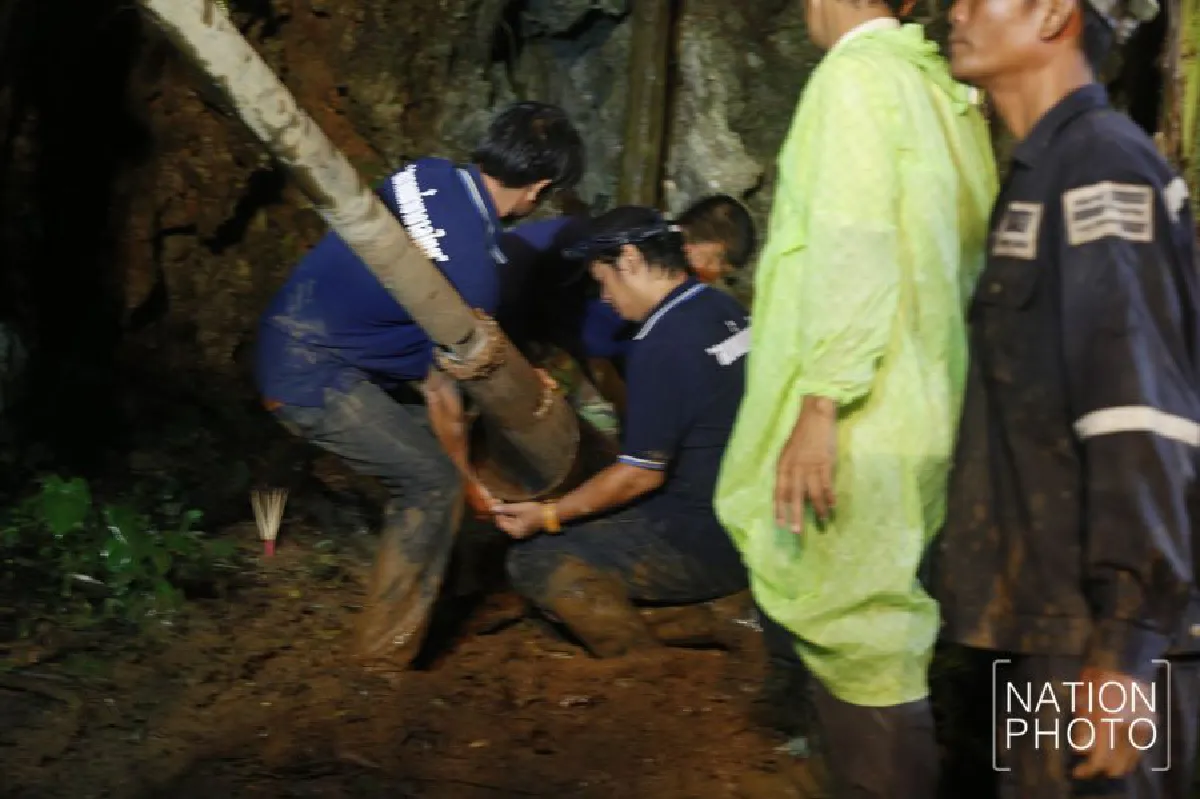 จนท.เร่งเจาะทะลุถ้ำ หวังระบายน้ำให้ได้มากที่สุด
