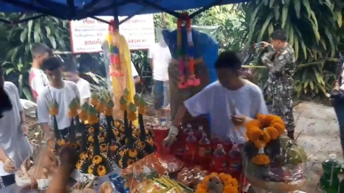 '13หมูป่า' ขอขมาสิ่งศักดิ์สิทธิ์ถ้ำหลวง