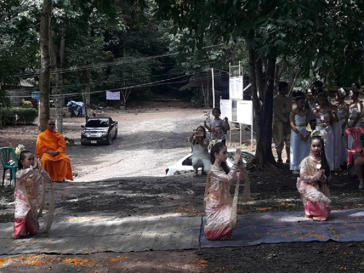 '13หมูป่า' ขอขมาสิ่งศักดิ์สิทธิ์ถ้ำหลวง