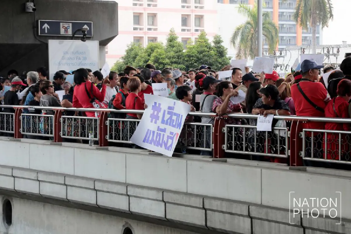 กลุ่มคนไม่เห็นด้วยเลื่อนเลือกตั้ง รวมตัวชูป้าย 'ไม่เลื่อน'ที่สกายวอล์ค