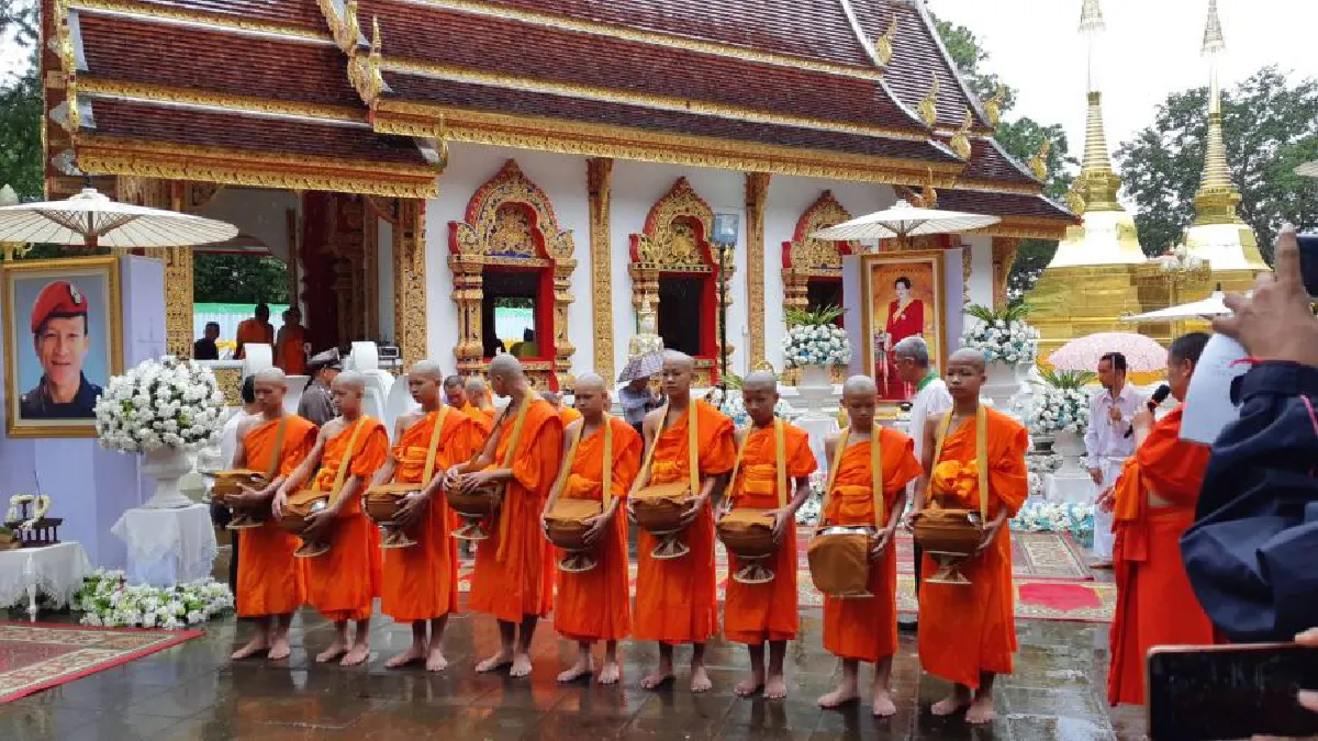 แห่แชร์ภาพ 'หมอภาคย์' ก้มกราบ 'พระเอก' หลังเสร็จสิ้นพิธีบวช 12 หมูป่า