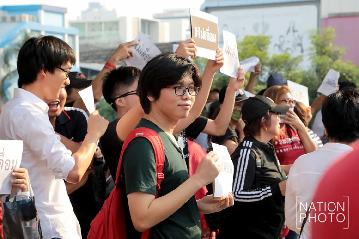กลุ่มคนไม่เห็นด้วยเลื่อนเลือกตั้ง รวมตัวชูป้าย 'ไม่เลื่อน'ที่สกายวอล์ค