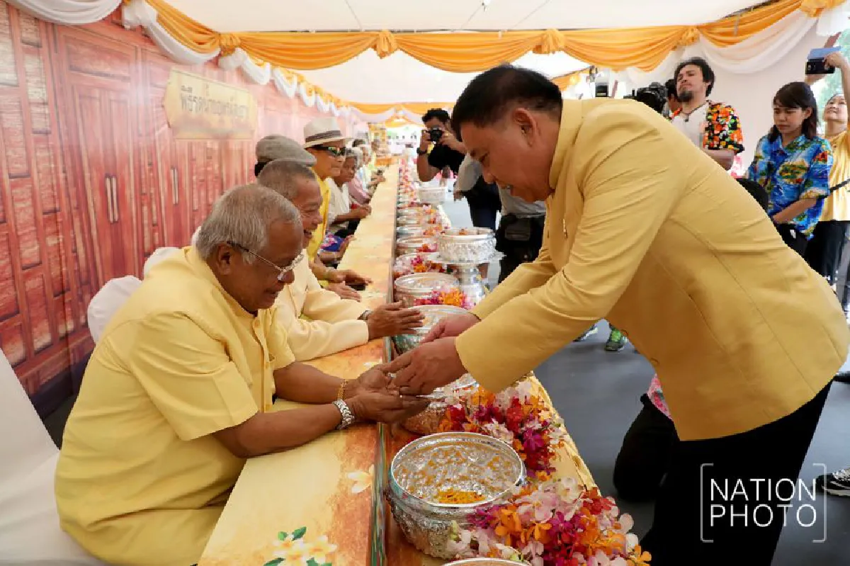 ผู้ว่าฯ กทม.ทำบุญตักบาตรเนื่องในงานเทศกาลมหาสงกรานต์ ประจำปี 2562