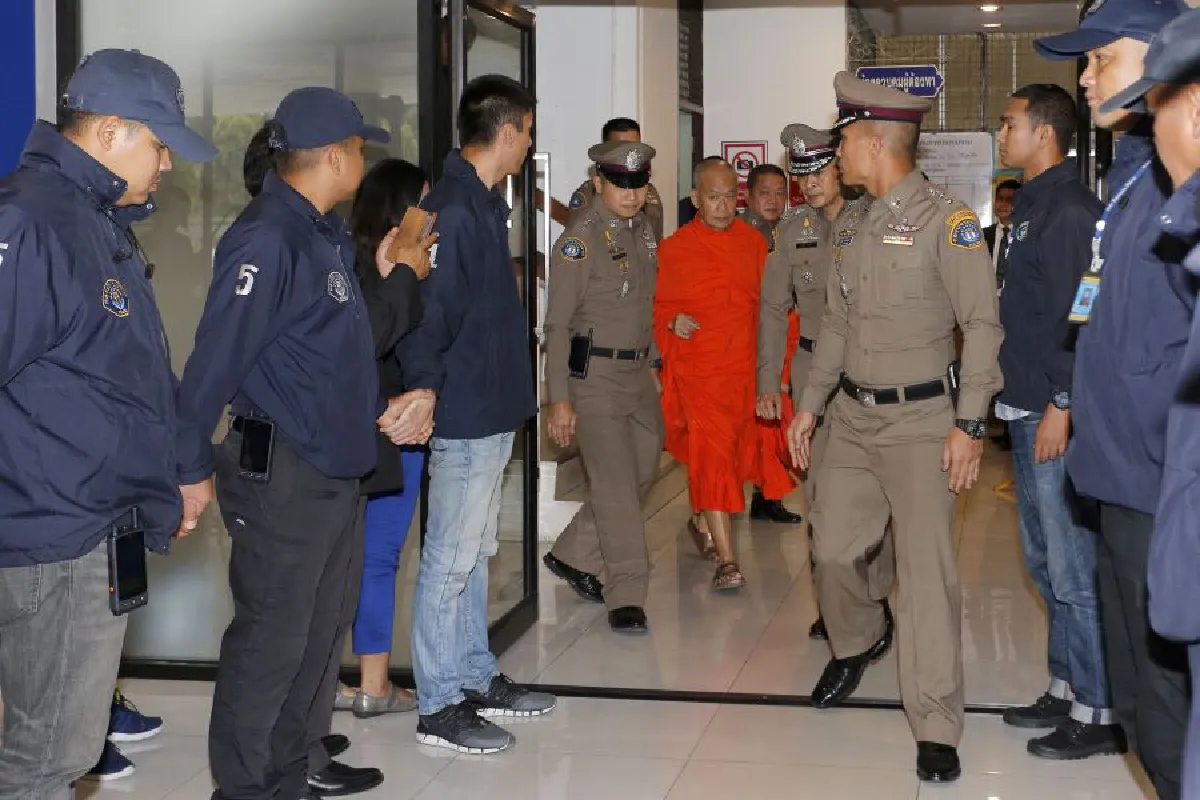 (ภาพชุด) 'พระพรหมสิทธิ' มอบตัว 