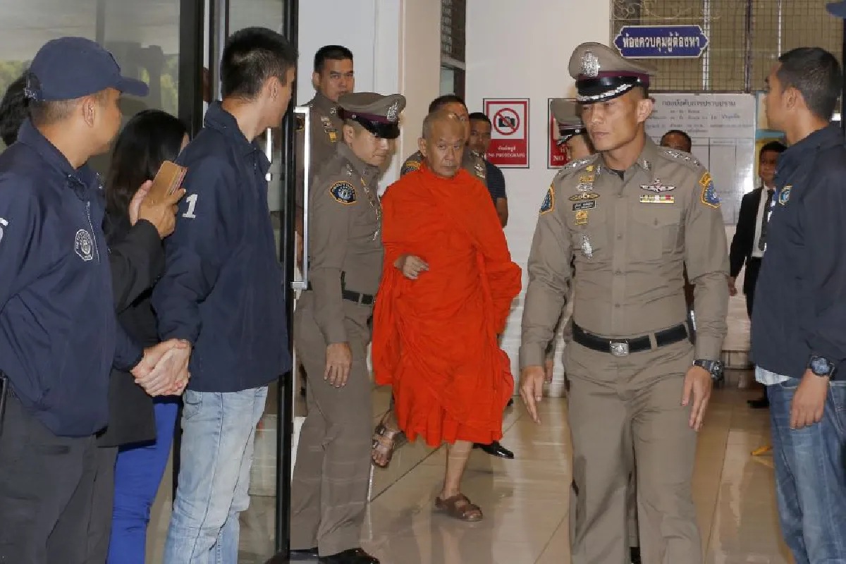 (ภาพชุด) 'พระพรหมสิทธิ' มอบตัว 