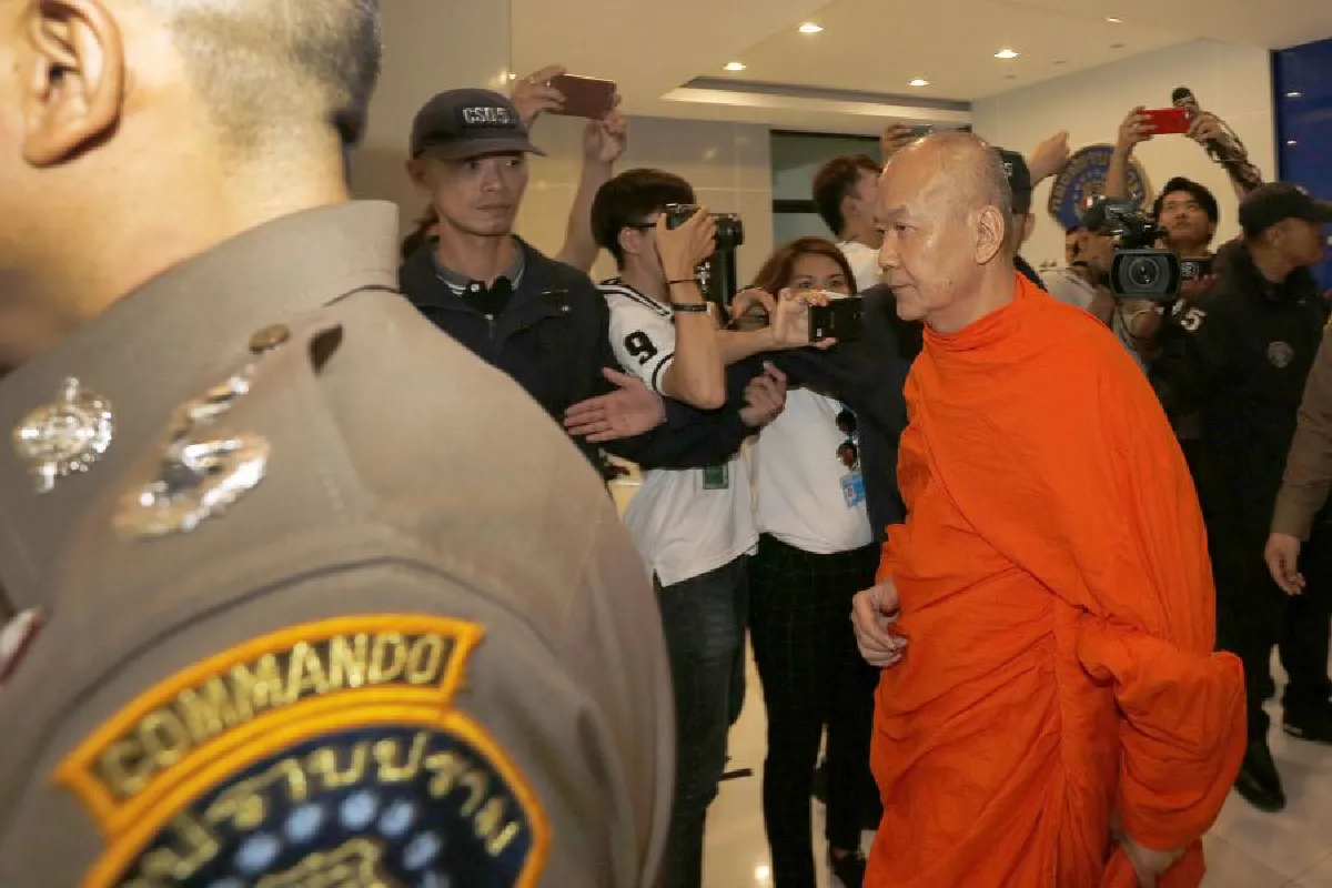 (ภาพชุด) 'พระพรหมสิทธิ' มอบตัว 