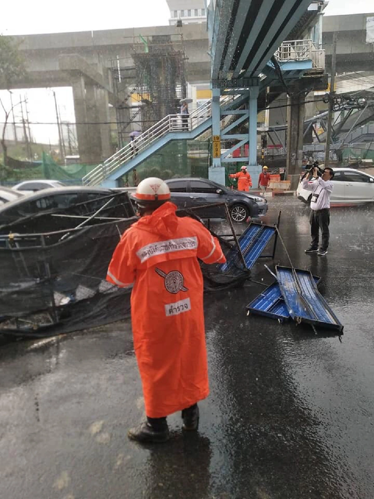 พายุฤดูร้อนถล่ม พื้นที่หลักสี่-ดอนเมือง ต้นไม้ขนาดเล็กโค่น