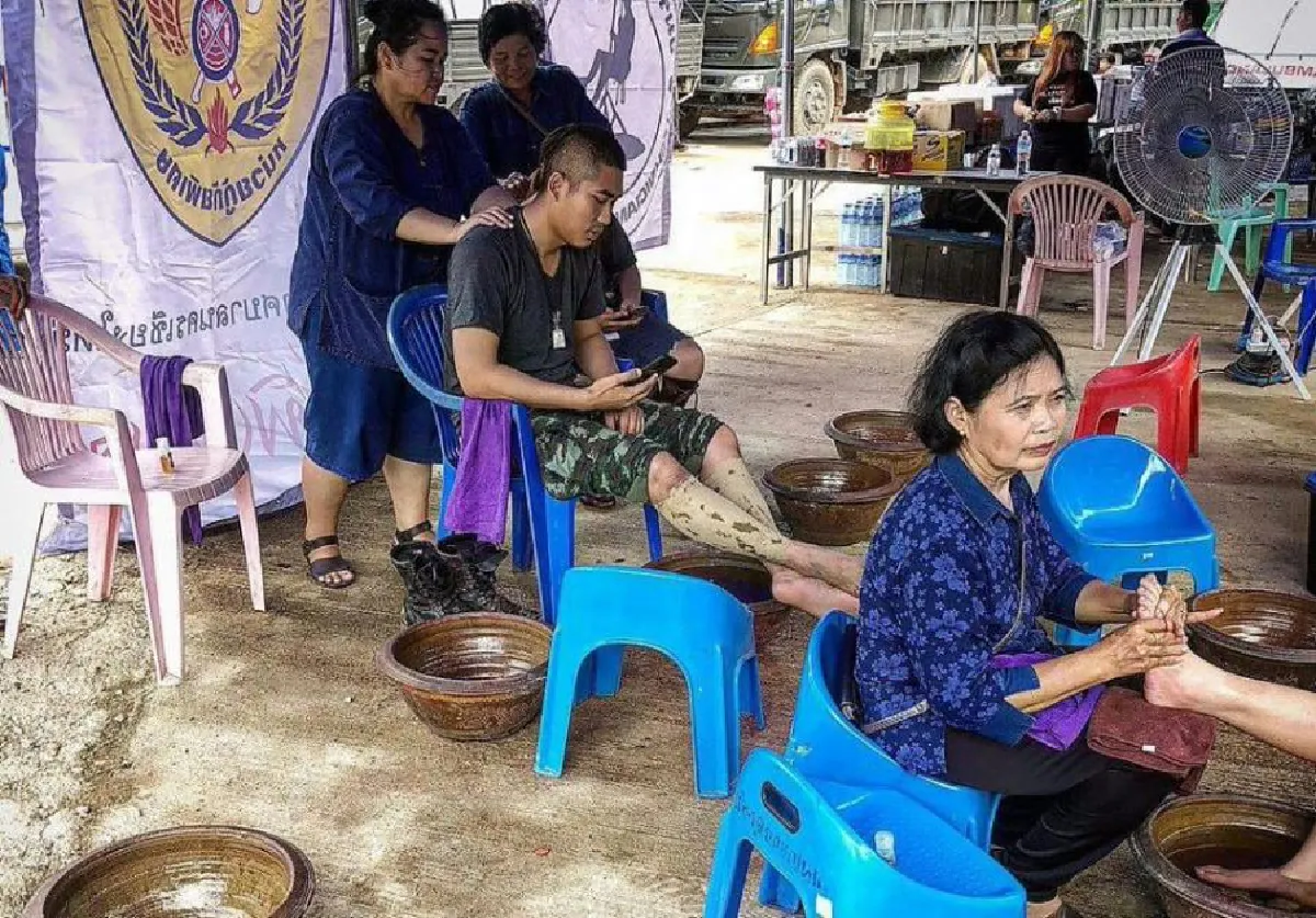 รวมน้ำใจชาวไทย-ต่างชาติ หลั่งไหลช่วย 13 ชีวิตติดถ้ำหลวง