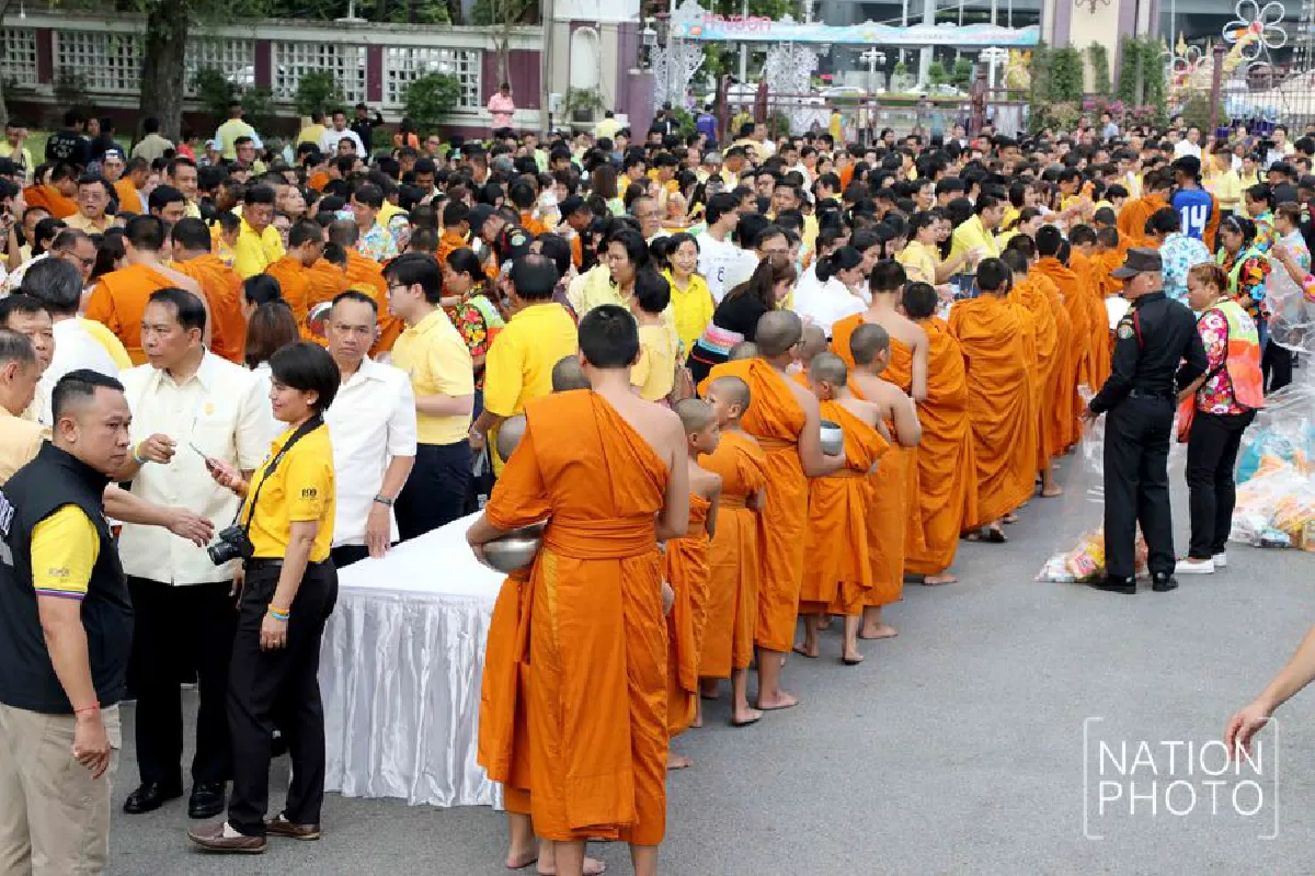 ผู้ว่าฯ กทม.ทำบุญตักบาตรเนื่องในงานเทศกาลมหาสงกรานต์ ประจำปี 2562