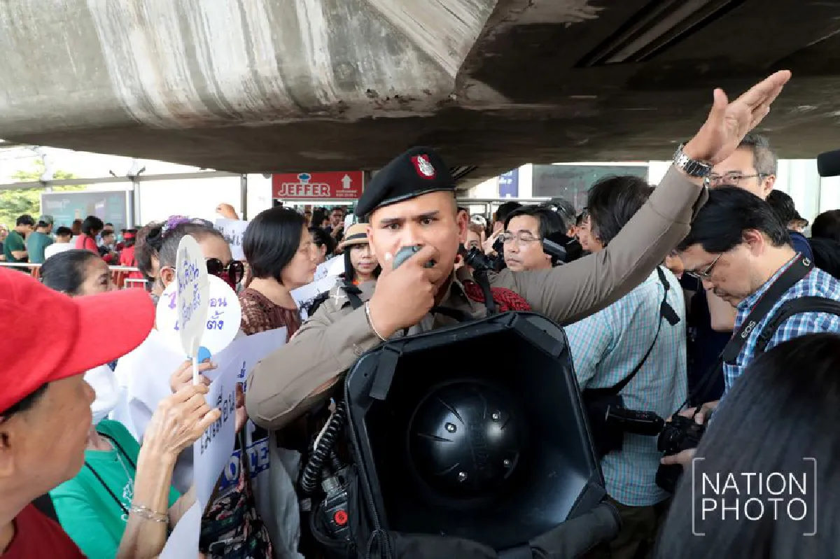 กลุ่มคนไม่เห็นด้วยเลื่อนเลือกตั้ง รวมตัวชูป้าย 'ไม่เลื่อน'ที่สกายวอล์ค