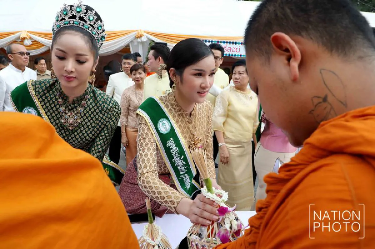 ผู้ว่าฯ กทม.ทำบุญตักบาตรเนื่องในงานเทศกาลมหาสงกรานต์ ประจำปี 2562