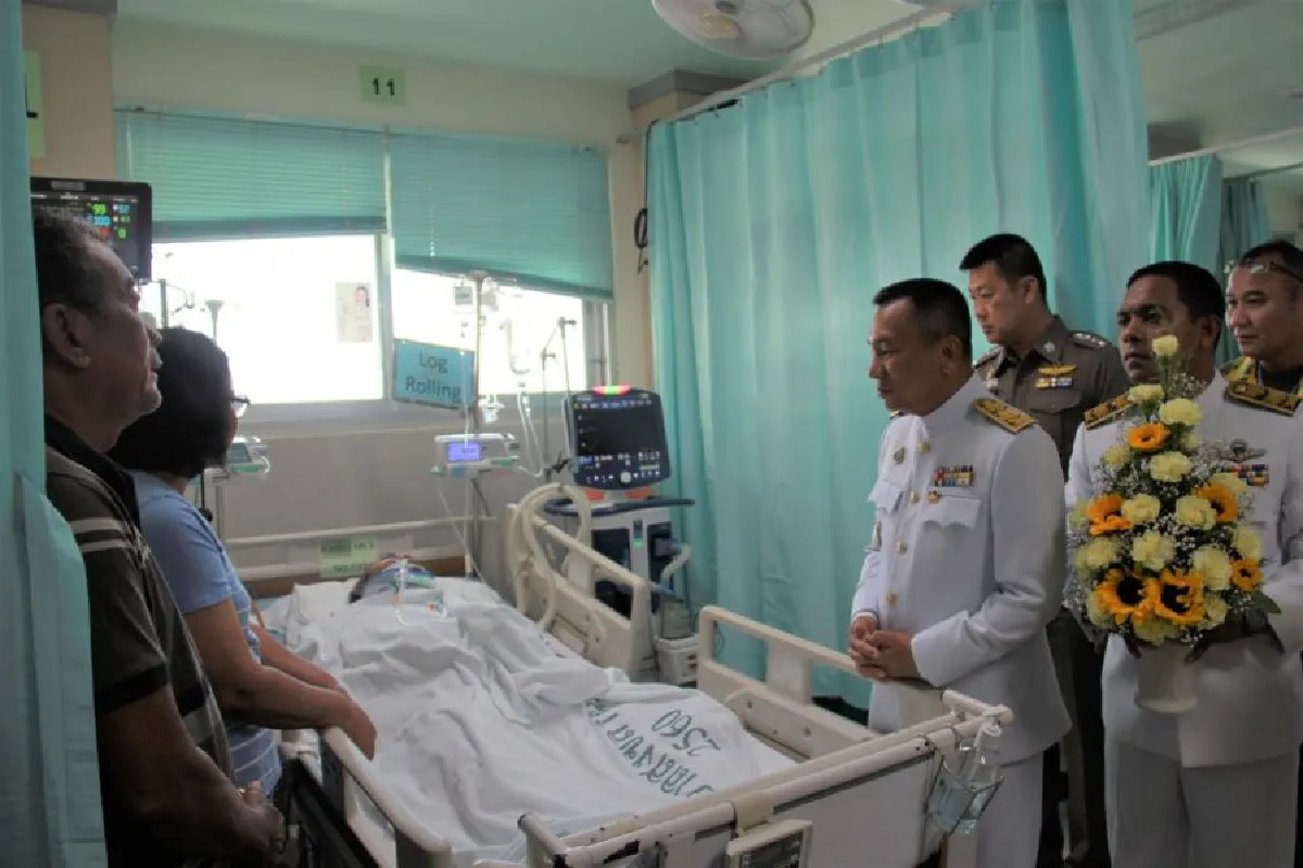 ในหลวงโปรดเกล้าฯ เชิญตะกร้าสิ่งของพระราชทาน มอบให้ตำรวจบาดเจ็บ