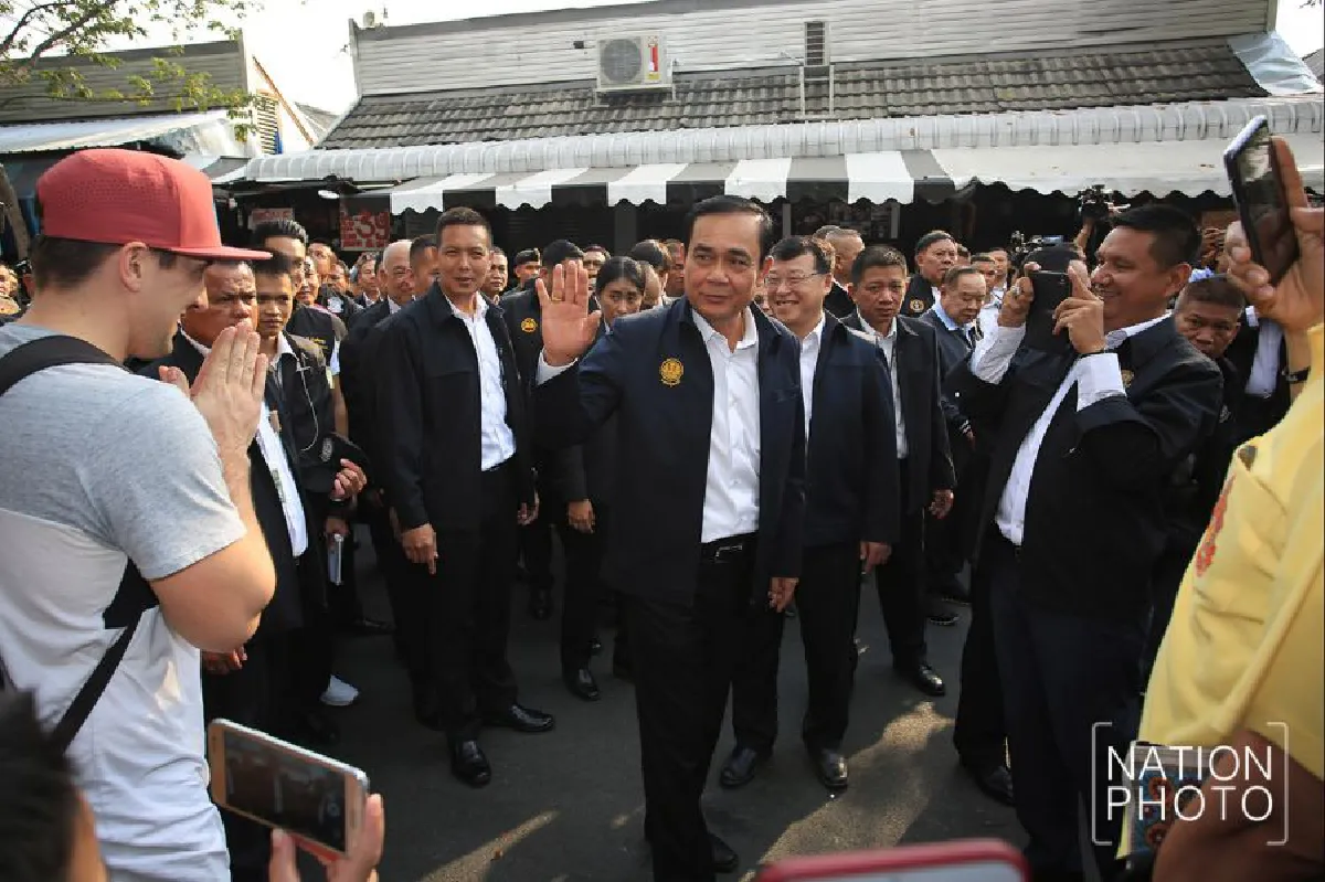 \'บิ๊กตู่\' นำทีม 3 ป.เดินเยี่ยมจตุจักร