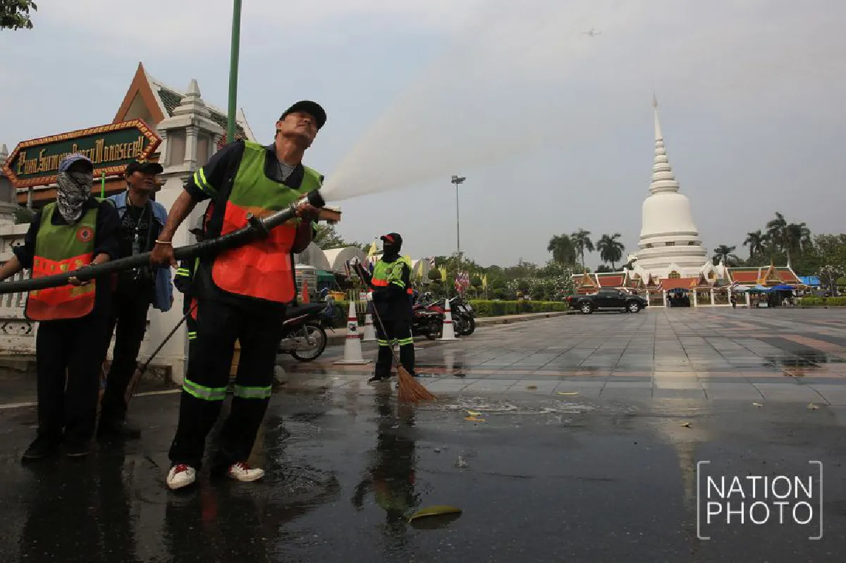 กทม.ทำความสะอาด และฉีดน้ำเพื่อลดฝุ่นละออง PM2.5 ย่านบางเชน