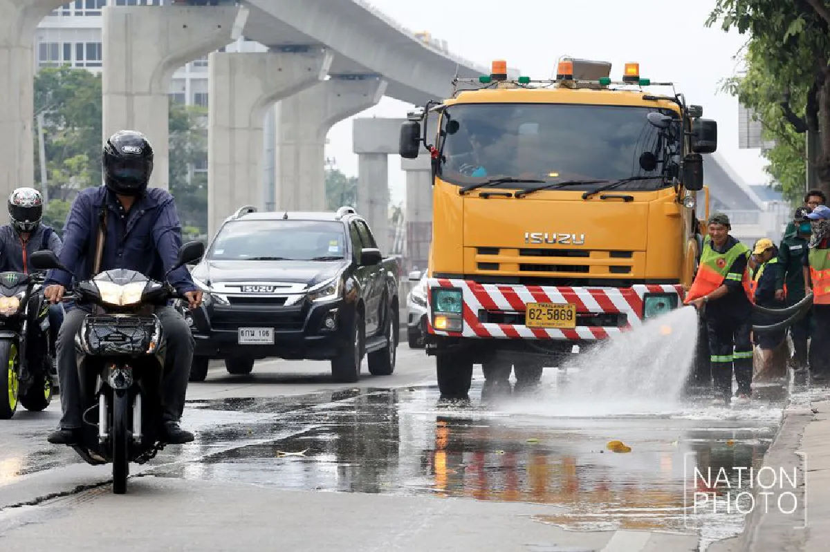 กทม.ทำความสะอาด และฉีดน้ำเพื่อลดฝุ่นละออง PM2.5 ย่านบางเชน