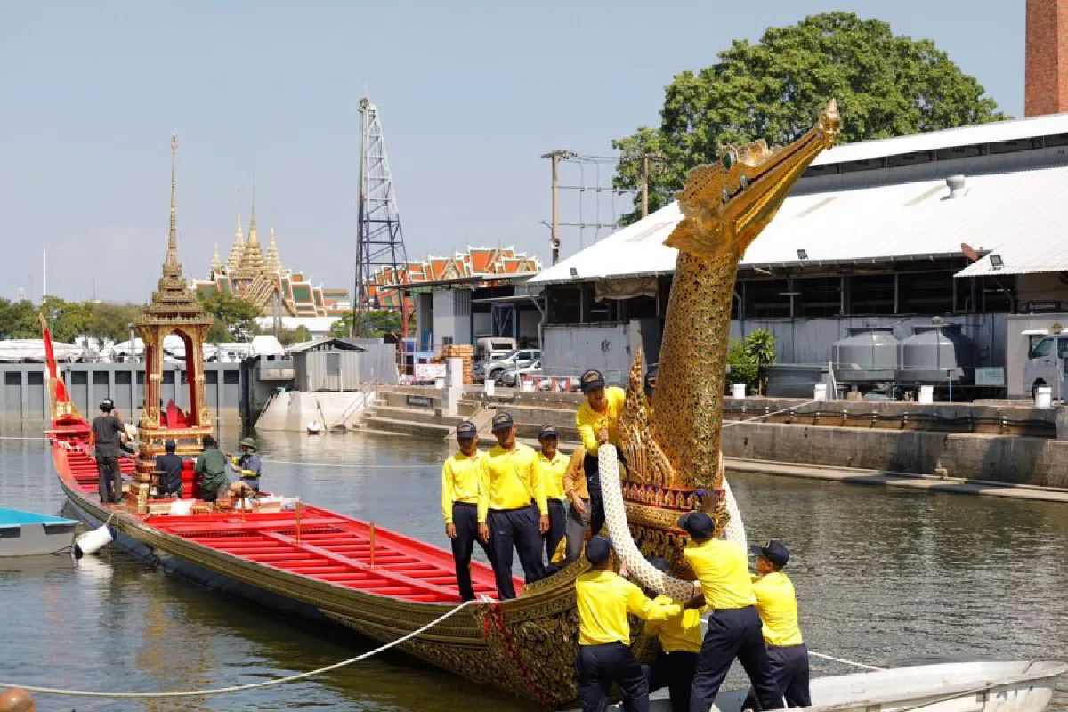 ตรวจความเรียบร้อยในการติดตั้งบุษบกเรือพระที่นั่ง
