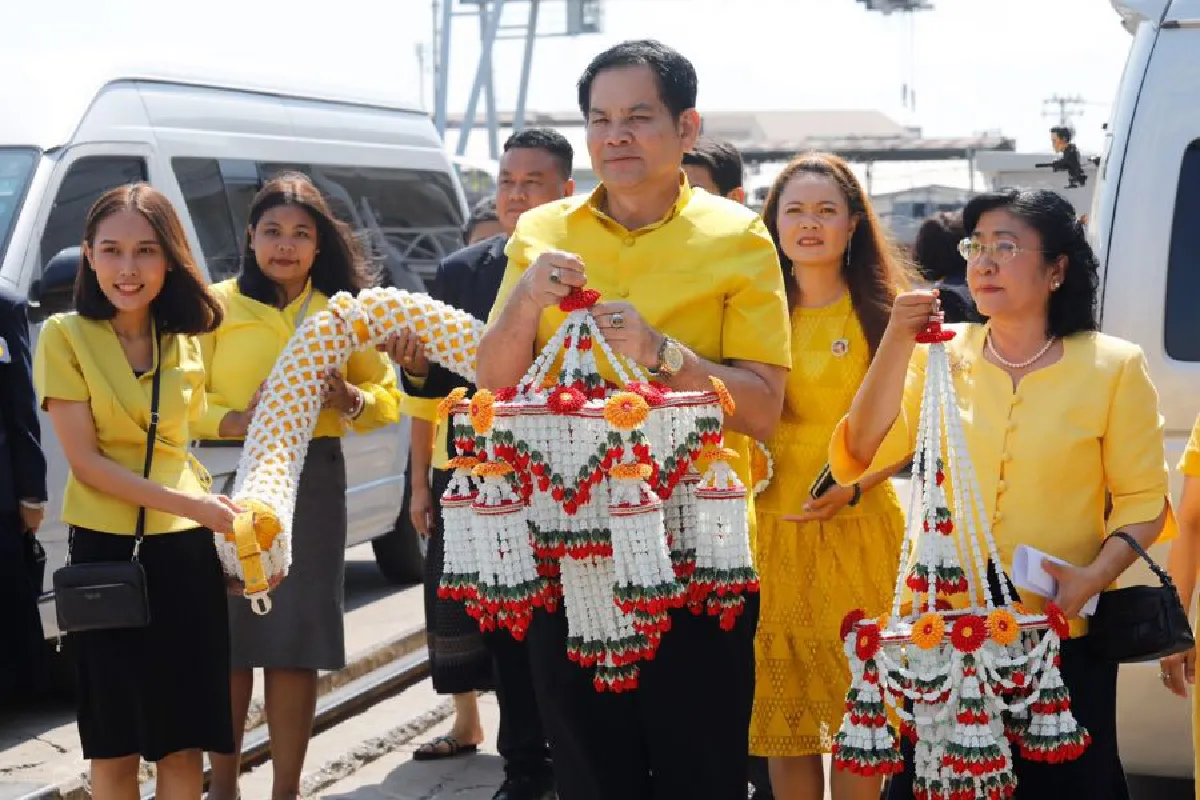 ตรวจความเรียบร้อยในการติดตั้งบุษบกเรือพระที่นั่ง