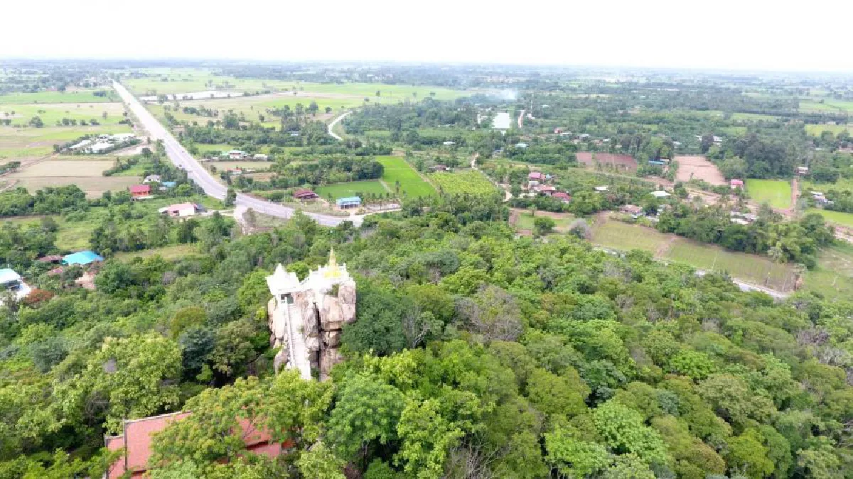 นักท่องเที่ยวเดินขึ้นวัดเขารูปช้าง ชมความสวยงาม360องศา