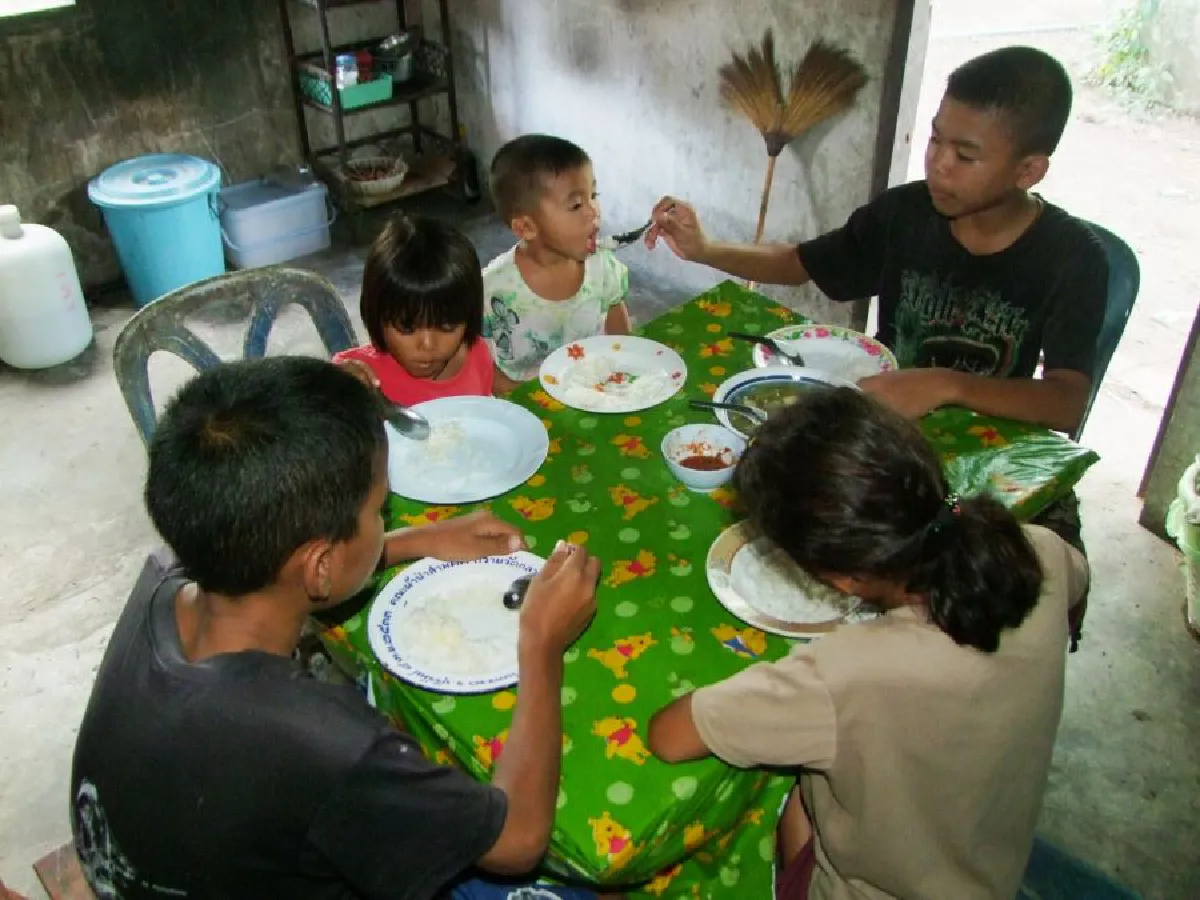 เด็กชาย13ปี ดูแลน้อง4คนเพียงลำพัง แม่ไปตัดอ้อยต่างจังหวัด