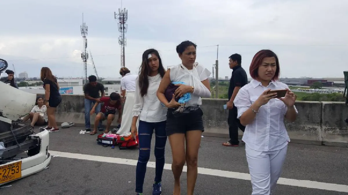 รถตู้ชนสิบล้อบนด่วนบูรพาวิถี เจ็บ9ราย