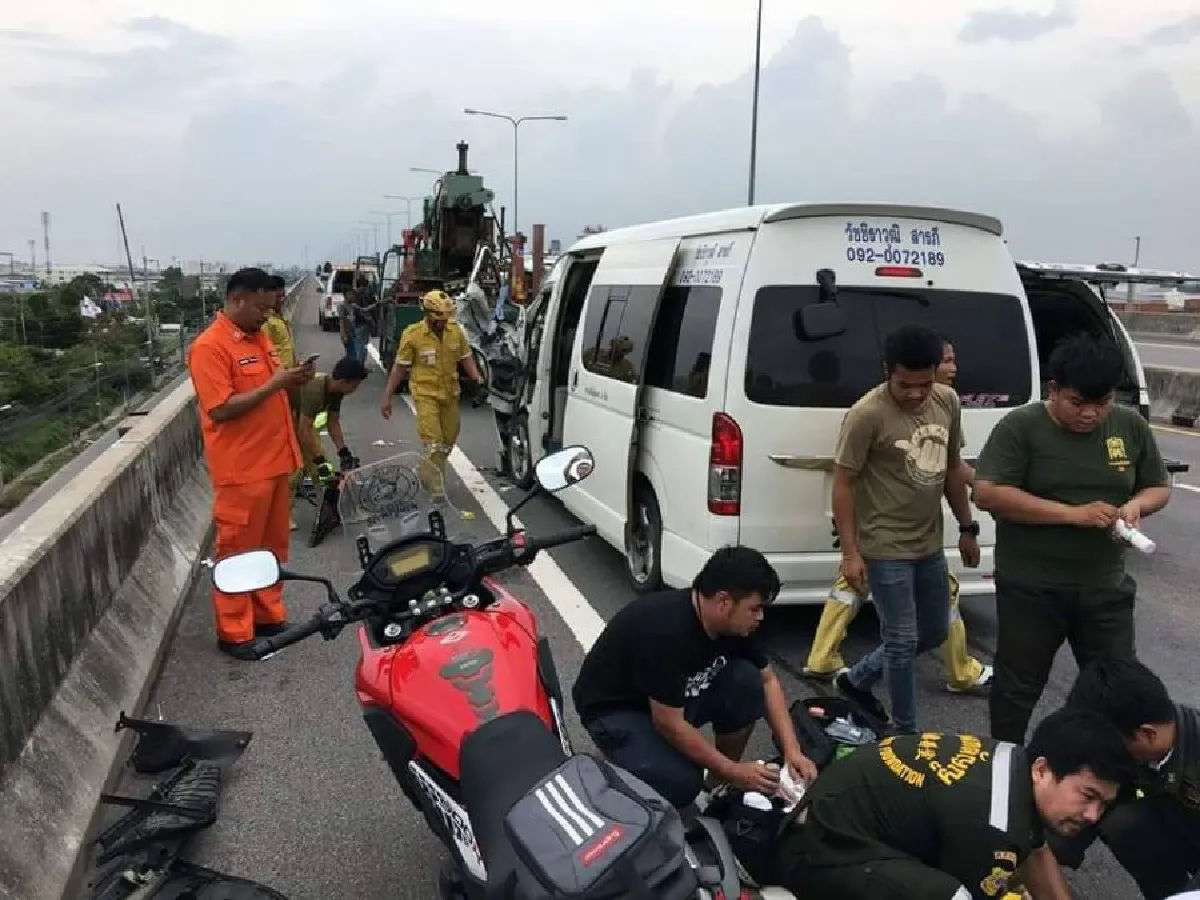 รถตู้ชนสิบล้อบนด่วนบูรพาวิถี เจ็บ9ราย