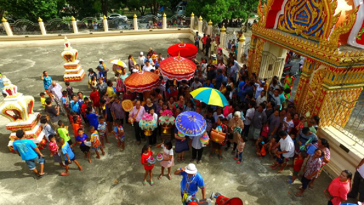 งานบวชลูกชาย จัดยิ่งใหญ่แห่มังกร-นั่งเบนซ์เปิดประทุน