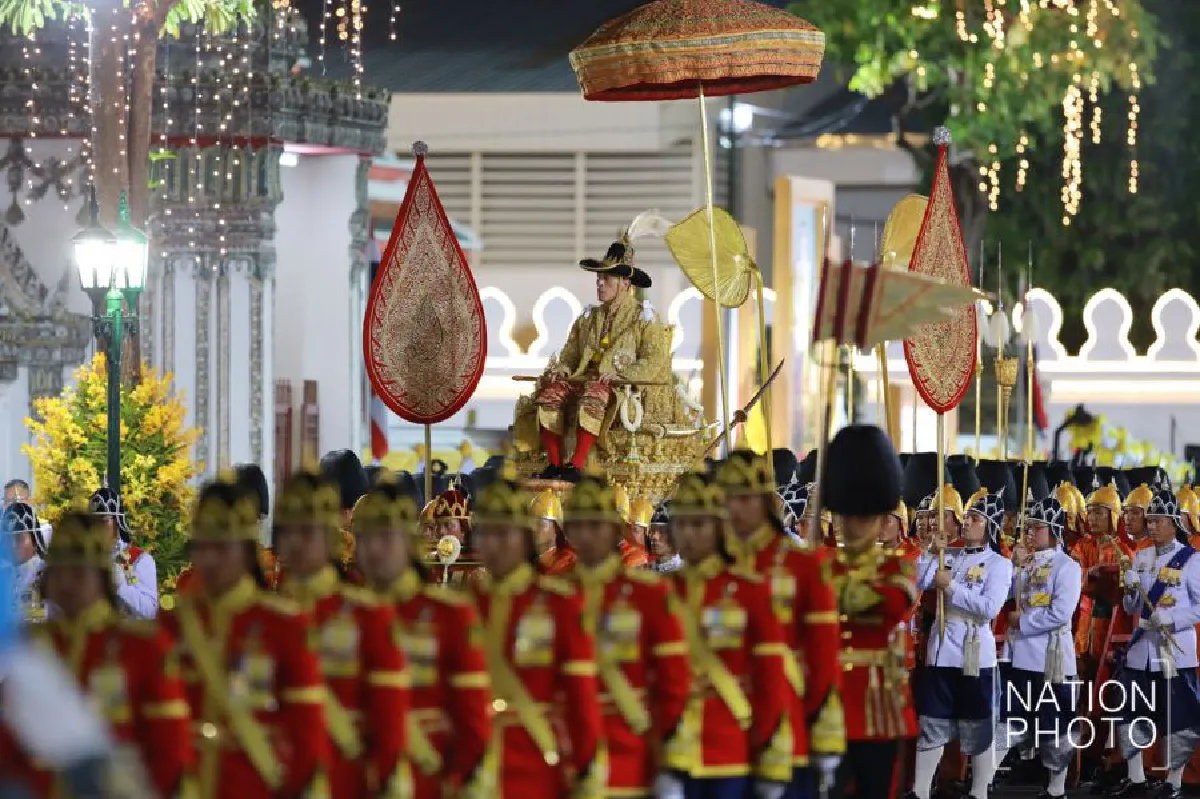 (ภาพชุด) พระบาทสมเด็จพระเจ้าอยู่หัว เสด็จพระราชดำเนินเลียบพระนคร