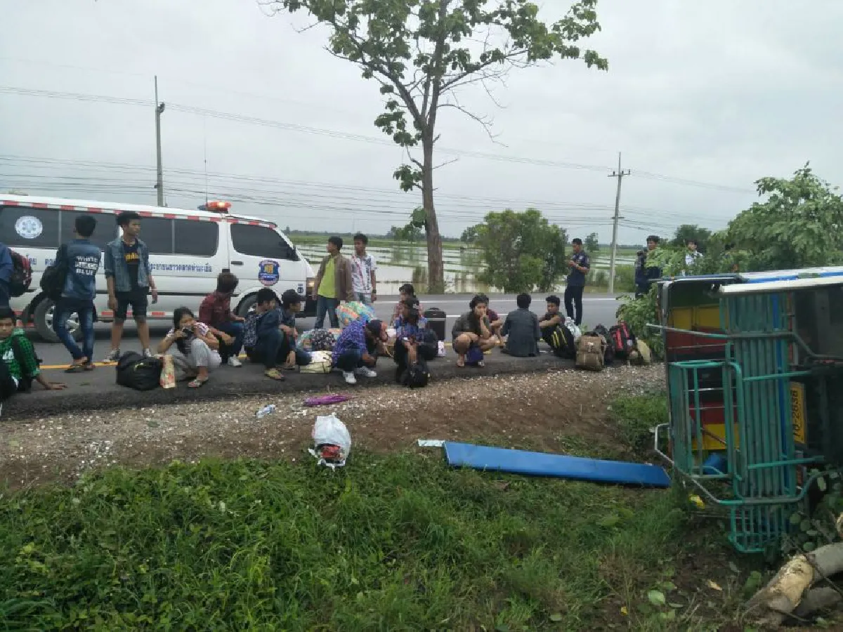 รถขนต่างด้าวตกนนชนต้นไม้ หวิดดับยกคัน