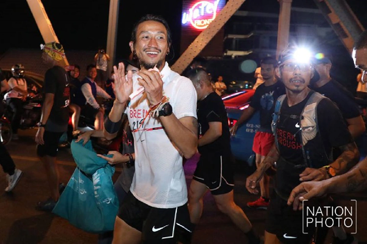 'ตูน' ถึงรพ.พระมงกุฏแล้ว ปชช.รอรับแน่น (ภาพชุด)