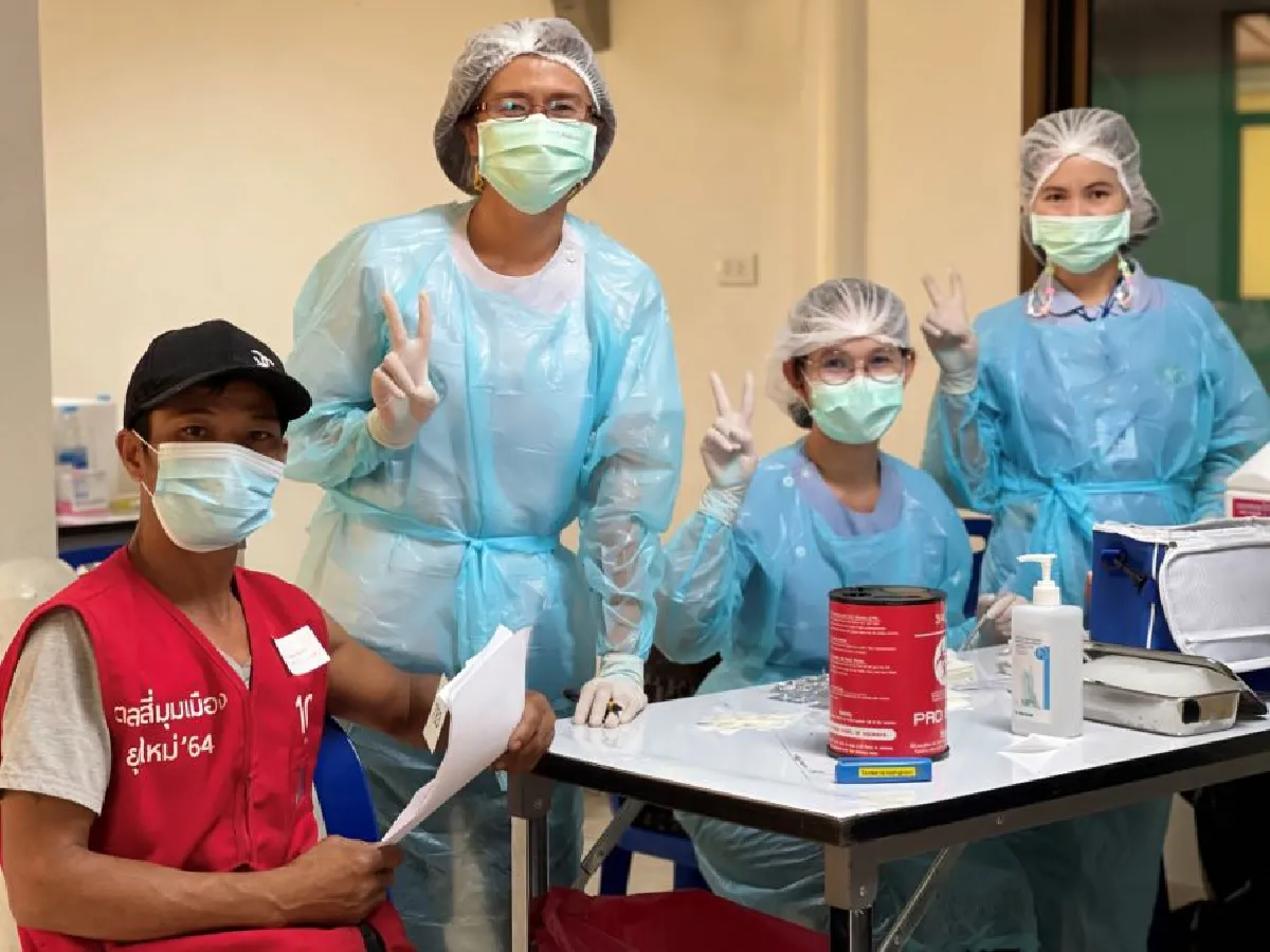 สาธารณสุขจังหวัดปทุมธานี ร่วมกับตลาดสี่มุมเมือง นำร่องเปิดหน่วยบริการฉีดวัคซีนโควิด-19 