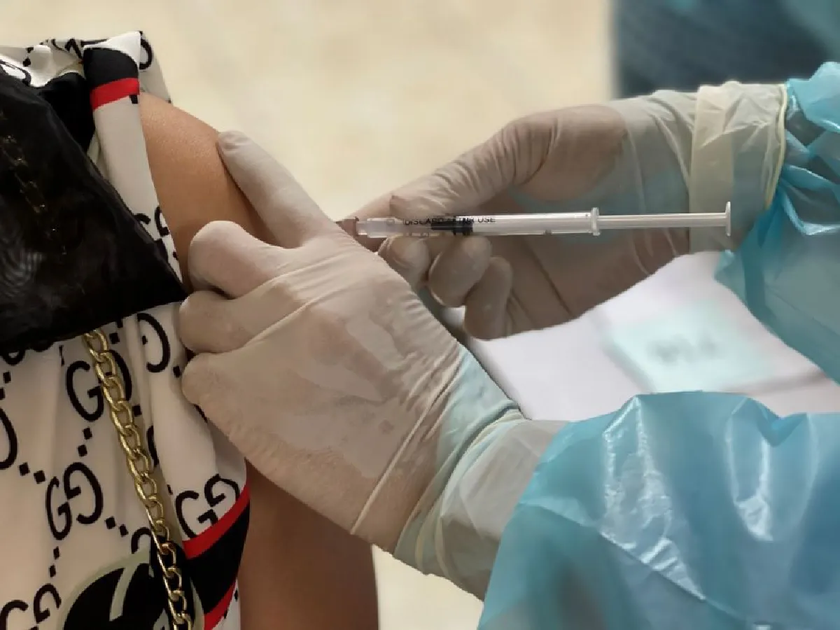 สาธารณสุขจังหวัดปทุมธานี ร่วมกับตลาดสี่มุมเมือง นำร่องเปิดหน่วยบริการฉีดวัคซีนโควิด-19 