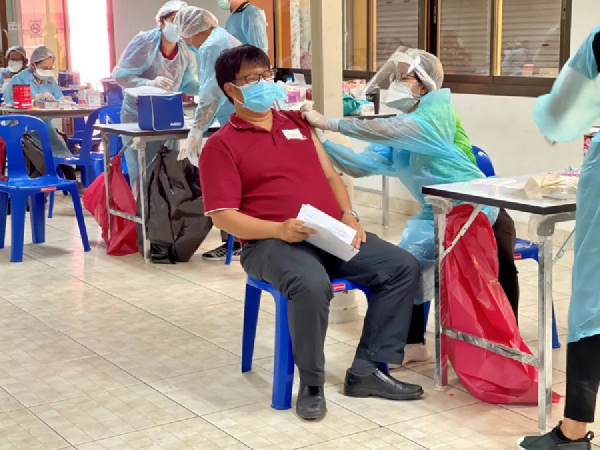 สาธารณสุขจังหวัดปทุมธานี ร่วมกับตลาดสี่มุมเมือง นำร่องเปิดหน่วยบริการฉีดวัคซีนโควิด-19 