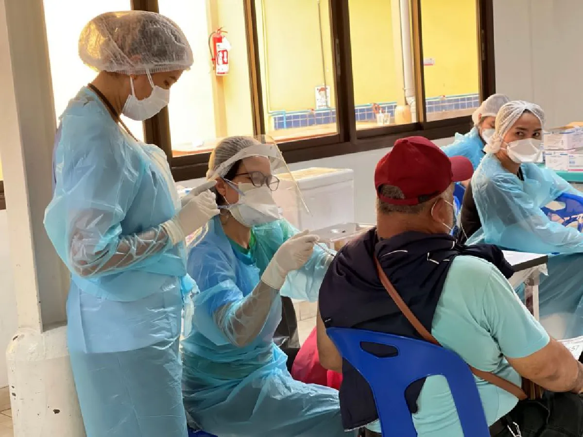 สาธารณสุขจังหวัดปทุมธานี ร่วมกับตลาดสี่มุมเมือง นำร่องเปิดหน่วยบริการฉีดวัคซีนโควิด-19 