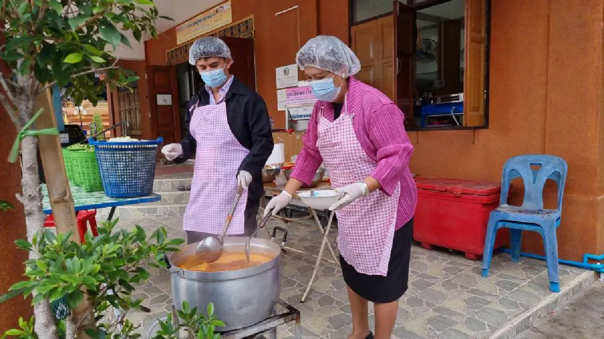 มูลนิธิพัฒนาวิชาชีพสตรี​ ทำอาหารและแจก ในโครงการ​ขอเป็นหนึ่งกำลังใจ​เราจะสู้ไปด้วยกัน​ Covid19