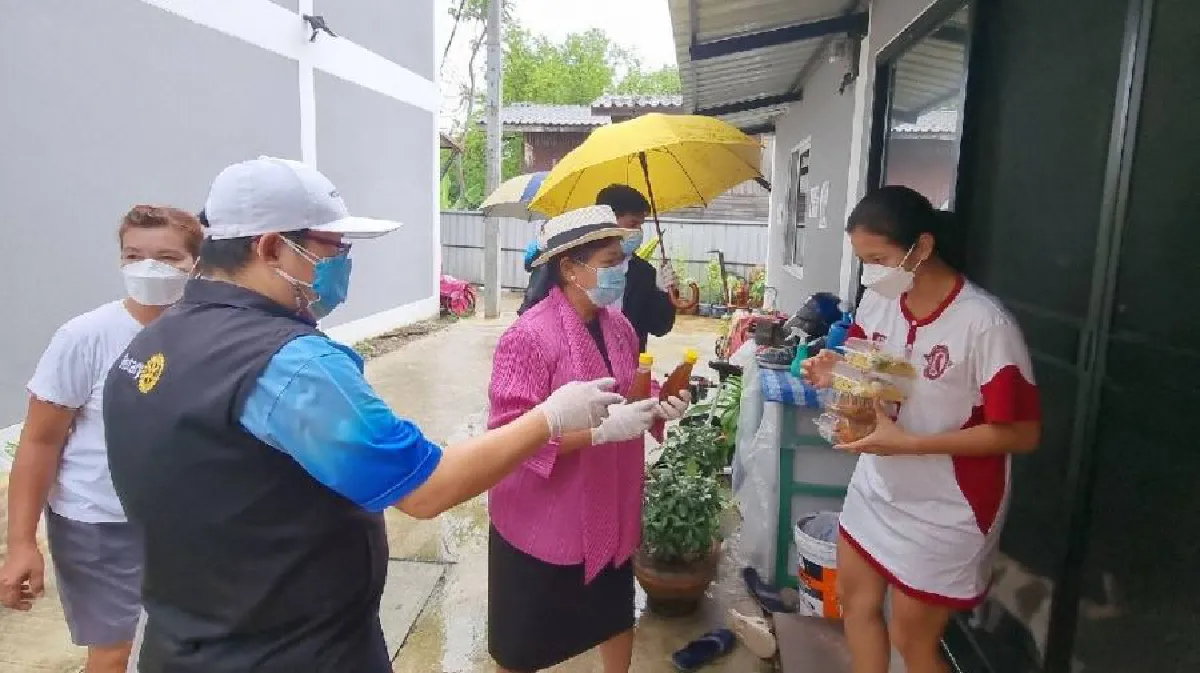 มูลนิธิพัฒนาวิชาชีพสตรี​ ทำอาหารและแจก ในโครงการ​ขอเป็นหนึ่งกำลังใจ​เราจะสู้ไปด้วยกัน​ Covid19