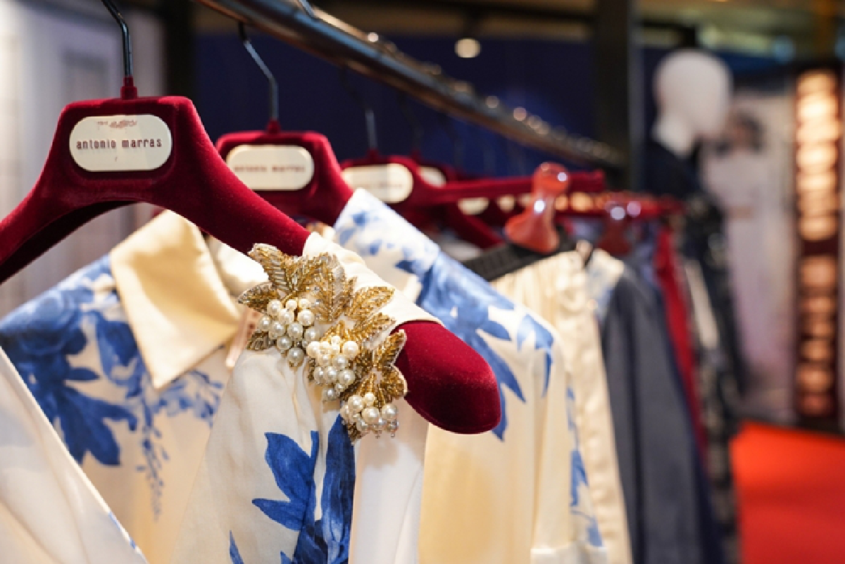 ไอคอนสยาม สร้างปรากฏการณ์แห่งแฟชั่นไทย  โชว์ความงามสะกดทุกสายตาในนิทรรศการ “L’ELEGANTE THAI” 