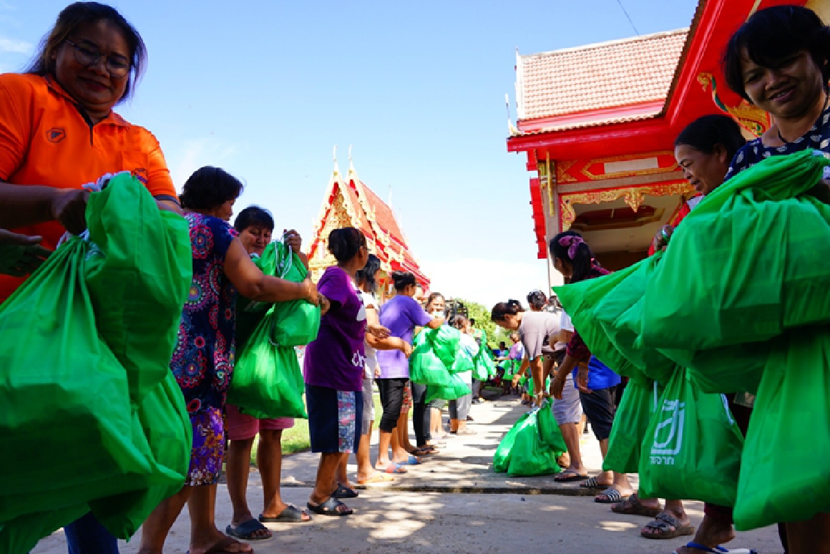 บางจากฯ ปันน้ำใจ บรรจุถุงยังชีพช่วยเหลือผู้ประสบภัยน้ำท่วม